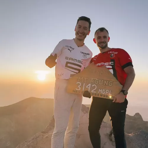 Clément et Thomas sur le mont Agung (Bali, Indonésie)