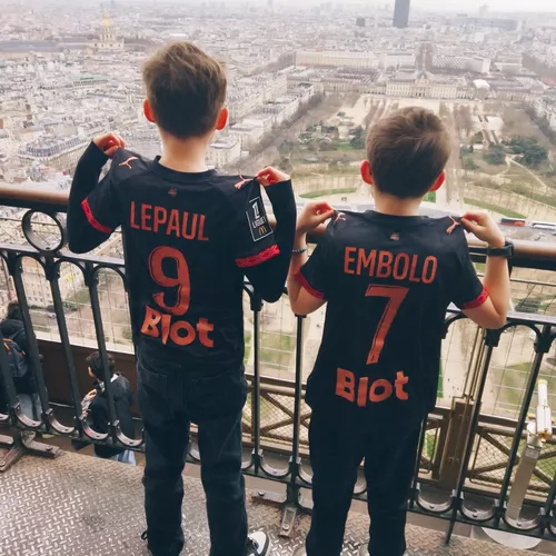 Malo et Timothé au sommet de la Tour Eiffel