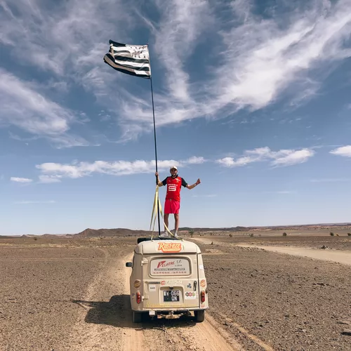 Nicolas sur les pistes du 4L Trophy dans le désert marocain